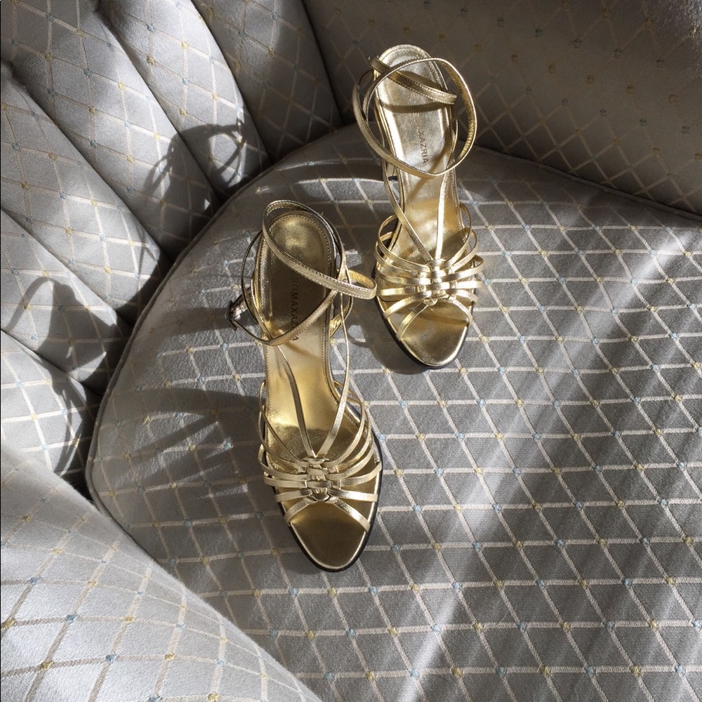BCBG Gold Sandals. Size 6